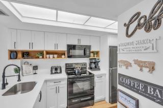 Remodeled 2Br Luxury Condo with Lake Views - Naples - 7