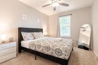 Brand-New Stay Parking & Patio - Austin - 3