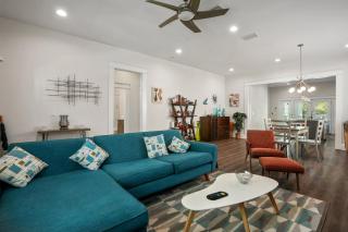Modern Poolside Retreat & Cozy Escape - Tampa - 8