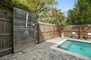 Modern Poolside Retreat & Cozy Escape - Tampa - 5