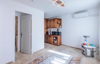 Gorgeous Home In Le Rove With Wifi - Le Rove - 2