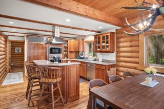 Lakefront Log Cabin with Hot Tub, Huge Game Room and Direct Access to Cle Elum Lake - Ronald - 9