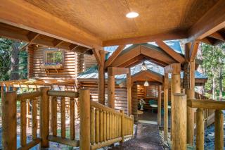 Lakefront Log Cabin with Hot Tub, Huge Game Room and Direct Access to Cle Elum Lake - Ronald - 2