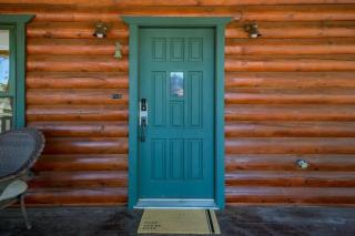 Spacious Cozy Cabin Retreat on 5-Acres with HotTub - Elden Pueblo - 3