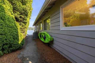 Modern Beachfront Cabin with Hot Tub and Spectacular Views - Allyn - 7