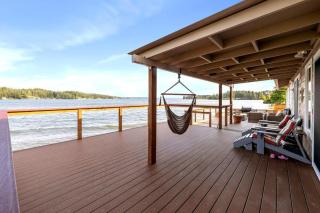 Modern Beachfront Cabin with Hot Tub and Spectacular Views - Allyn - 6