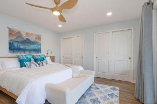 Modern Beachfront Cabin with Hot Tub and Spectacular Views - Allyn - 5