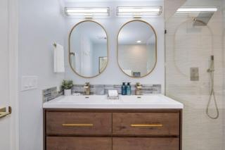Modern Beachfront Cabin with Hot Tub and Spectacular Views - Allyn - 3