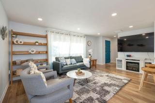 Modern Beachfront Cabin with Hot Tub and Spectacular Views - Allyn - 2