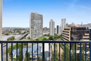 Chic Coastal Retreat with Resort-Style Amenities - Gold Coast - 9