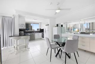 Chic Coastal Retreat with Resort-Style Amenities - Gold Coast - 6