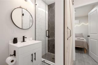 Spacious Tiny Home By Airport-Free Prkng-Fast WiFi - 6