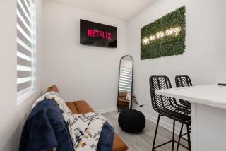Spacious Tiny Home By Airport-Free Prkng-Fast WiFi - 4