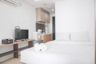 Minimalist and Comfort Studio at Belmont Residence Puri Apartment By Travelio - 4