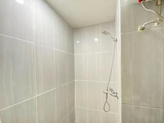 Comfy Studio Room at Grand Asia Afrika Apartment By Travelio - 6