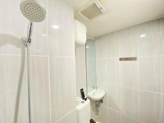 Comfy Studio Room at Grand Asia Afrika Apartment By Travelio - 4