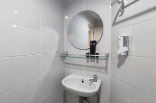 Comfortable and Modern 1BR without Living Room at Amartha View Apartment By Travelio - Semarang - 3