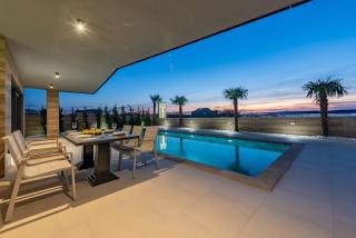 CROWONDER Villa Travera 3 with Heated Swimming Pool - CROWONDER LUXURY RENT - Privlaka - 3