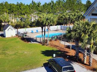 Modern King bed Haven,Free parking, Pool, Balcony - Santa Rosa Beach - 2