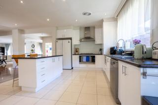 Brighton Blissful - Family Poolside Villa Pool Spa Sauna - 3