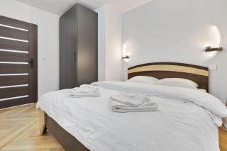 Retro Luxury 1BR Apt - 3
