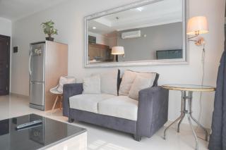Homey and Comfort Stay 2BR Bellezza Apartment By Travelio - Jakarta - 2