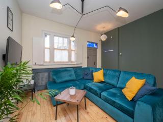 Pass the Keys Airy 1850s Coach House with Private Balcony - London - 0