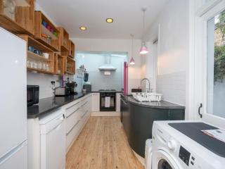 Pass the Keys Airy 1850s Coach House with Private Balcony - London - 8