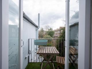 Pass the Keys Airy 1850s Coach House with Private Balcony - London - 7