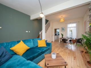 Pass the Keys Airy 1850s Coach House with Private Balcony - London - 5