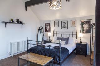 The Emerald Room in a 6 Bedroom Shared Victorian House - Manchester - 9