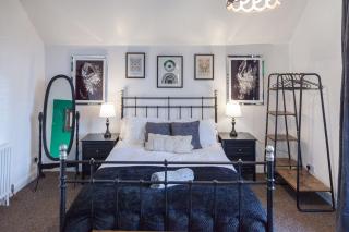The Emerald Room in a 6 Bedroom Shared Victorian House - Manchester - 8