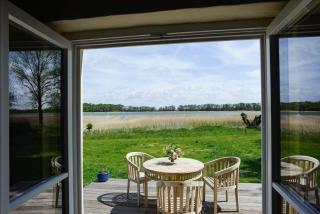Ferienhaus-Remise-direkt-am-Wasser-im-Gut-Grubnow-Ruegen - Grubnow - 1