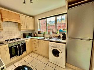 4 Bedroom House- Contractors, Crew, Group, Family - Colchester - 2