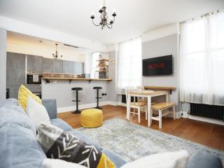 Pembroke House by N And N Stays, spacious & modern executive apartment in grade 2 listed building, close to centre, perfect location while visiting the city or working in the area - Bristol - 7