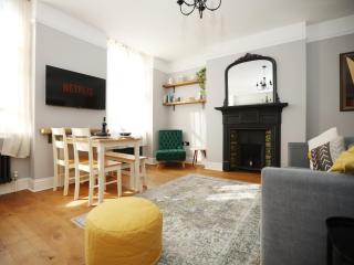 Pembroke House by N And N Stays, spacious & modern executive apartment in grade 2 listed building, close to centre, perfect location while visiting the city or working in the area - Bristol - 2
