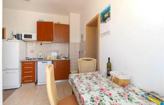 2 Bedroom Lovely Apartment In Mandre - Mandre - 8