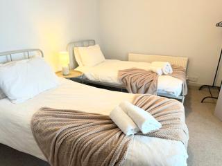 Entire Cosy Flat in Radlett - 3 Bedrooms -5 Beds - Sleeps 8 - Fast Train access into central London - Radlett - 8
