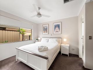 Private Jetty Family & Pet-friendly Retreat - South Yunderup - 8
