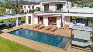 La Villa Luxury Green patio - 2