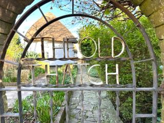 Beautiful Thatched Cottage with Outdoor Pool, Secure Garden, Dog & Family Friendly! Chichester Holiday Properties - 8