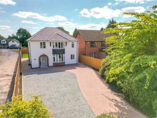 5BR for 9 l BIG Parking l Perfect for Contractors - 0