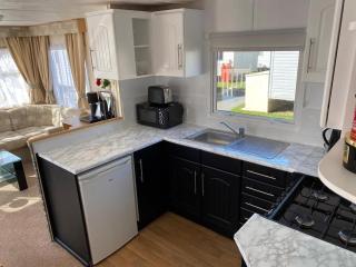 Cosy 8 Berth Caravan At California Cliffs With Decking And Wifi Ref 50036H - Great Yarmouth - 1