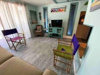 Unique Houseboat on Dry Lot - 6