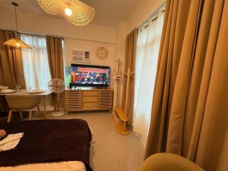 Budget Friendly Staycation walking distance to Venice Mall with Netflix and Wifi - Manila - 7