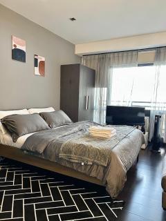 Sky-High Studio with Netflix, Sunset View, and Disney - Manila - 8