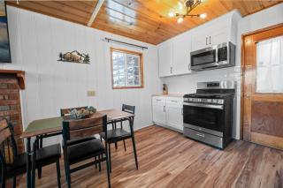 Blue Skies- Modern Cabin Near Slopes w Fireplace - Big Bear Lake - 8