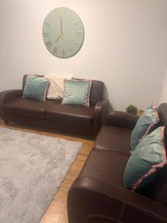 Home Away from Home, 4 bedroom Family and Contractor Apartment in a Central Warwick Location with free Parking - 9