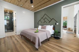 Stayhocha Here For the View! - 4