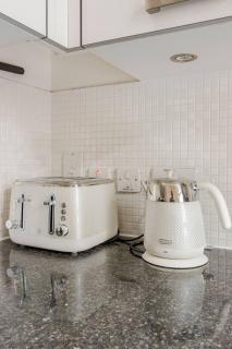 Serene Private Townhouse with AC & Balcony For 6 - Londra - 7